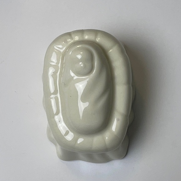 House Of Lloyd 1998 Christmas Around the World Baby in Manger porcelain figure - Picture 8 of 8